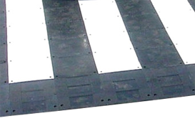 Пешеходната пътека е продукт от вулканизирана гума с повишена еластичност. Съставена е от подвижни модулни елементи, устойчиви на удари и сплесквания, дължащи се на преминаването на автомобилите. В предната част пешеходната пътека има краища с изпъкнал профил.